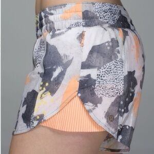 LULULEMON Pleat to Street shorts Mini Art Pop White Multi/Peach Fuzz Colorway 12